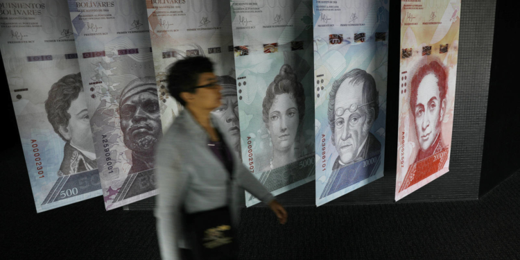 El bolívar venezolano, cada vez más desplazado por el dólar y otras divisas, como el euro.