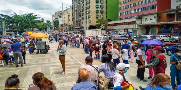 Adultos mayores pernotan en el Alba Caracas. Foto: El Nacional