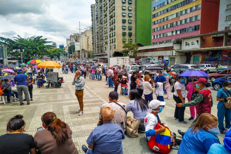 Adultos mayores pernotan en el Alba Caracas. Foto: El Nacional