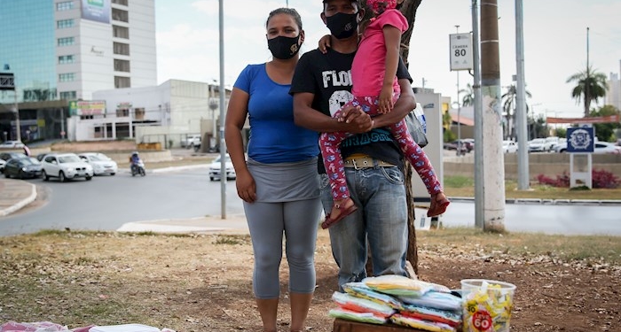 El inmigrante venezolano Juan Carlos Núñez posa con su familia, el 25 de junio de 2021, en una calle de Cuiabá (Brasil).