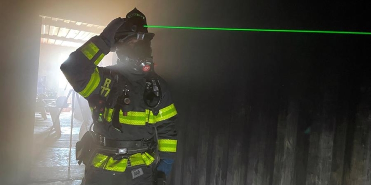 El bombero Norman Bolaños fue registrado al usar un casco con rayos láser, bautizado C-Thru por su empresa creadora, Qwake Technologies, durante una demostración, en Menlo Park (California, EE.UU.).