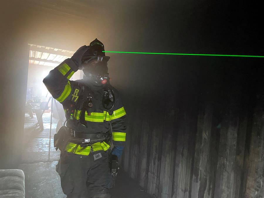 El bombero Norman Bolaños fue registrado al usar un casco con rayos láser, bautizado C-Thru por su empresa creadora, Qwake Technologies, durante una demostración, en Menlo Park (California, EE.UU.).
