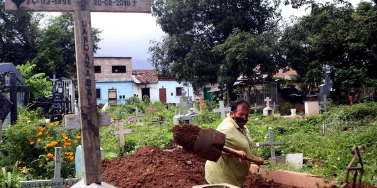 Manuel Manjarrés prepara la fosa de un fallecido por COVID-19 el lunes 21 de junio de 2021.