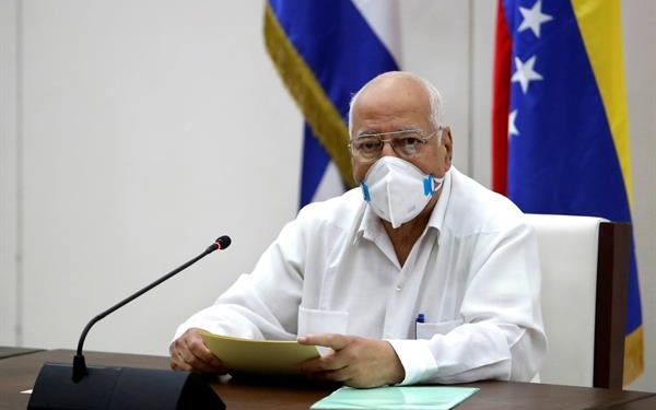 El viceprimer ministro de Cuba, Ricardo Cabrisas, participa en la firma de un convenio con Venezuela en La Habana