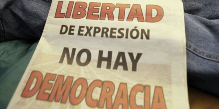 "Solamente en mayo, registramos 36 violaciones a la libertad de expresión, correspondientes a 23 casos, entre los que resaltan la intimidación, censura y amenazas", escribió en su cuenta de Twitter la ONG Espacio Público.