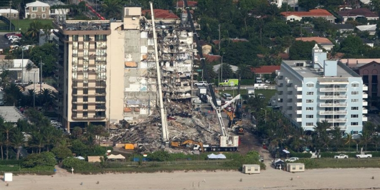 Vista aérea este domingo del edificio de 12 pisos que colapsó parcialmente en Surfside (Florida, EE.UU.)