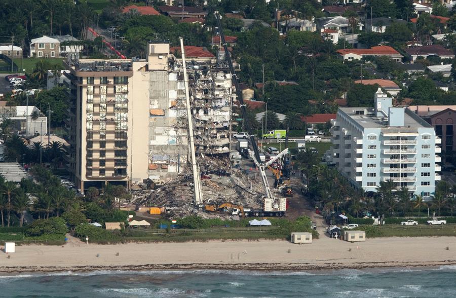 Vista aérea este domingo del edificio de 12 pisos que colapsó parcialmente en Surfside (Florida, EE.UU.)