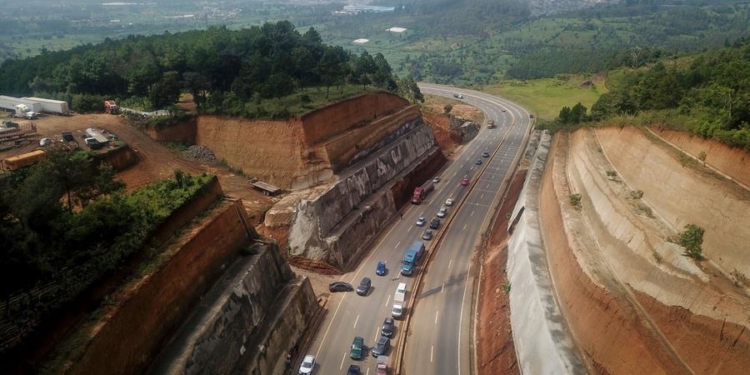 na autopista que desenreda el tránsito en la carretera panamericana de Guatemala, inaugurada en 2019 por el expresidente Jimmy Morales (2016-2020) y que costó 68,3 millones de dólares, se desmorona con las lluvias y ejemplifica la corrupción en el país centroamericano, con un exministro prófugo en un caso que avanza a cuentagotas.