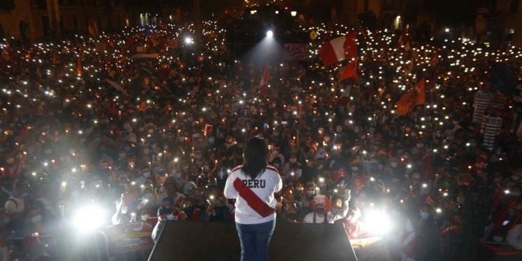 La derechista Keiko Fujimori participa en una manifestación en Lima (Perú). Por segunda semana consecutiva dos marchas paralelas exhiben la profunda división del Perú entre quienes denuncian, sin pruebas, que hubo "fraude" en las elecciones del pasado día 6 y los que ven un "golpe de Estado" en las maniobras de la candidata Keiko Fujimori para revertir sus resultados.