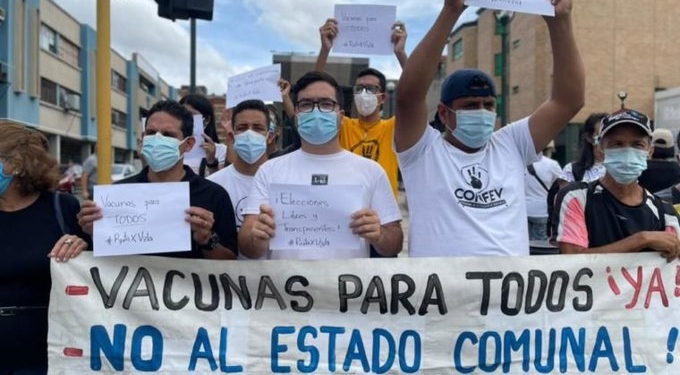 Pese a las restricciones por la covid-19, cientos de estudiantes protestaron en Caracas.