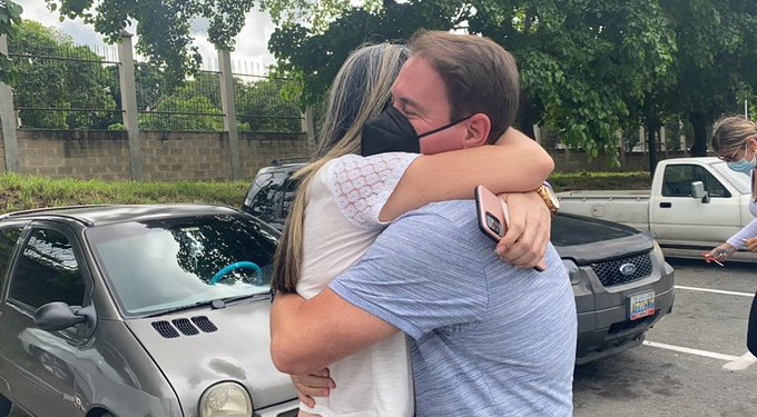 Sánchez abraza a su familia al ser liberado este jueves. Foto: Foro Penal