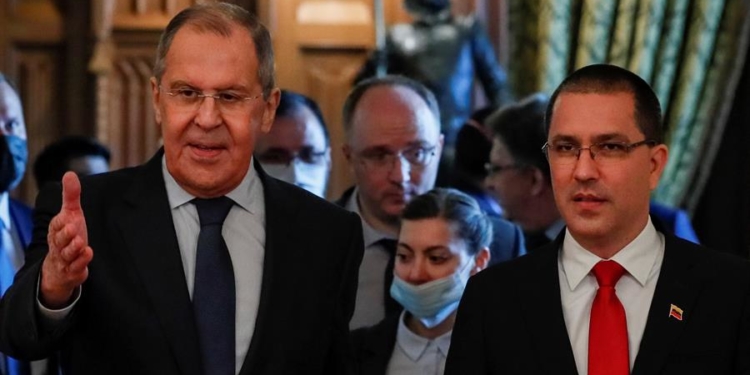 Los ministros de exteriores de Rusia y Venezuela, Sergei Lavrov y Jorge Arreaza, respectivamente.