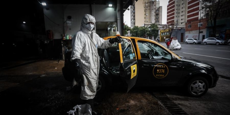 Personal de limpieza desinfecta un taxi luego del traslado de pacientes con covid-19, el 24 de junio de 2021, en Buenos Aires (Argentina).