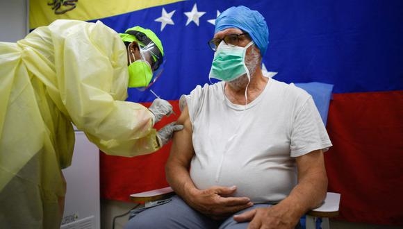 La vacunación contra la covid-19 en Venezuela es desordenada y sin protocolos de seguridad, aseguran expertos.