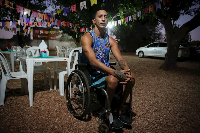 El inmigrante venezolano Winder García posa el 23 de junio de 2021, en una calle de Cuiabá (Brasil). EFE