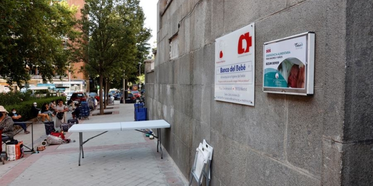 Vista del acceso a la Fundación Madrina en Madrid. El acceso a la sanidad pública es un derecho universal en España, o al menos eso dice la ley, porque en la práctica la falta de un simple papel puede excluir a colectivos como los migrantes, muchos de ellos latinoamericanos. Algunas de estas madres acaban recurriendo a organizaciones no gubernamentales como la Fundación Madrina en Madrid, que empadrona a migrantes en hogares de acogida, hace ecografías a embarazadas o les da medicinas. Zipi / EFE.