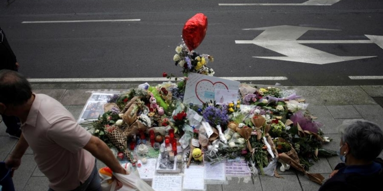 Vista de las flores y los mensajes dejados en el lugar en el que fue asesinado Samuel Luiz. Cabalar / EFE / archivo