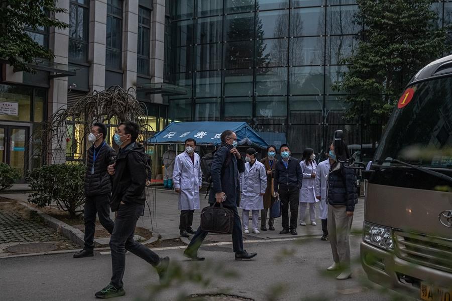 Delegación de la OMS que visitó la ciudad china de Wuhan el pasado mes de enero para investigar el origen del coronavirus causante de la pandemia de covid-19. Roman Pilipey EFE / EPA / archivo.