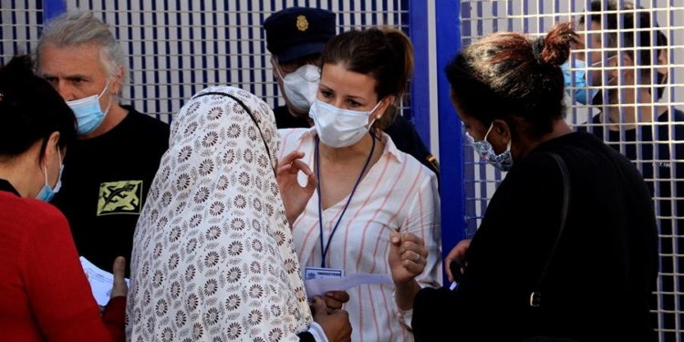 Inmigrantes hacen cola ante la oficina de Asilo y Refugio de la frontera del Tarajal en Ceuta. Reduan Dris / EFE / archivo