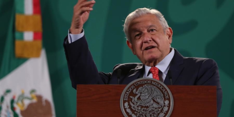 El mandatario mexicano, Andrés Manuel López Obrador, durante una rueda de prensa matutina hoy en Palacio Nacional, de la Ciudad de México (México). López Obrador, tachó este martes de “medieval” e “inhumano” el bloqueo de Estados Unidos a Cuba, al argumentar que la crisis que padece la isla se debe a esta política. Mario Guzmán / EFE.