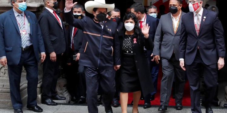 El presidente entrante del Perú, Pedro Castillo, acompañado de su familia llega al Palacio de Gobierno para la ceremonia de Investidura hoy, en Lima (Perú). Paolo Aguilar / EFE.