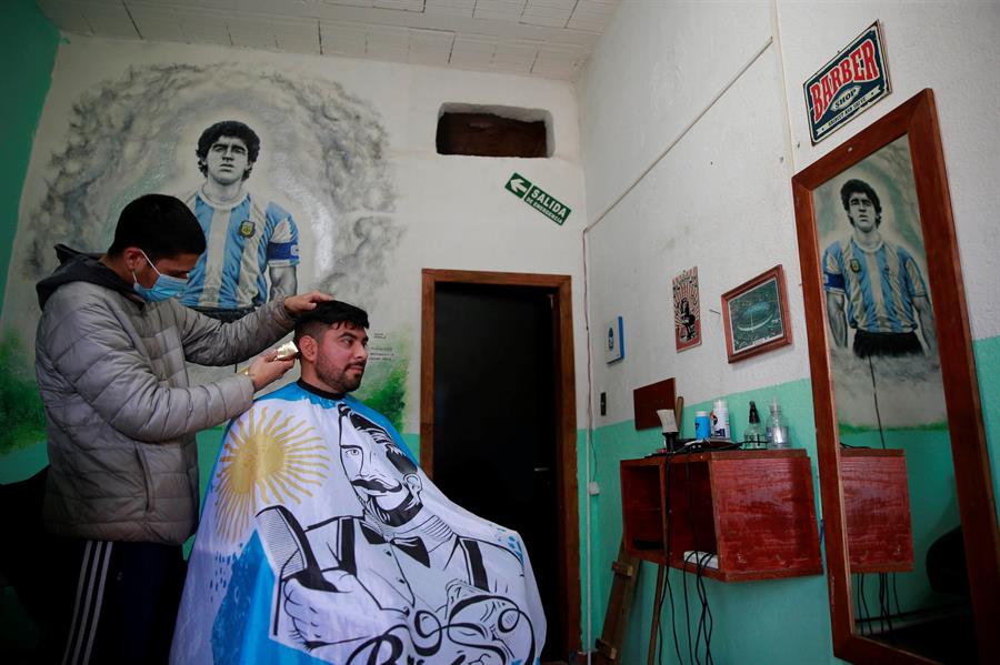 Fotografía de un mural dentro deuna peluquería en el barrio Lomas de Marilo, el 21 de julio de 2021 en la localidad de Bella Vista en la provincia de Buenos Aires. Demian Alday Estevez / EFE.