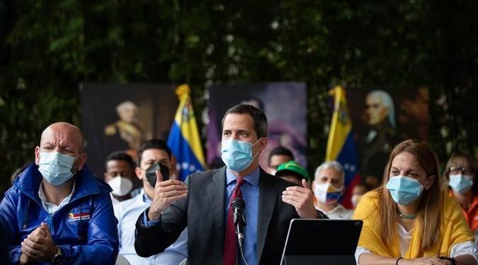 Una imagen de Juan Guaidó durante una rueda de prensa a finales de junio en Caracas. (Foto: Rayner Peña / EFE )