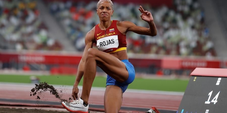 La venezolana Yulimar Rojas compite en las rondas preliminares del grupo A de triple salto femenino durante los Juegos Olímpicos 2020, este viernes en el Estadio Olímpico de Tokio (Japón). Juan Ignacio Roncoroni / EFE.