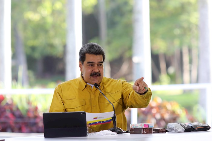 Maduro dice que "están robando" el oro de Venezuela depositado en Inglaterra

CARACAS (VENEZUELA) 21/07/2021.- Fotografia cedida por prensa de Miraflores donde se observa al presidente Nicolás Maduro (c) durante un acto con el sector agropecuario este miércoles en Caracas (Venezuela). El presidente venezolano, Nicolás Maduro, aseguró este miércoles que "están robando" el oro que su país tiene depositado en el Banco de Inglaterra en lo que calificó como "piratería del siglo XXI". EFE/PRENSA MIRAFLORES/SOLO USO EDITORIAL/NO VENTAS/