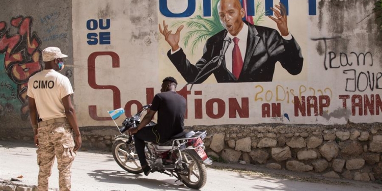 Un policía vigila el acceso a la casa del asesinado presidente Jovenel Moise el 11 de julio en Puerto Príncipe (Haití).