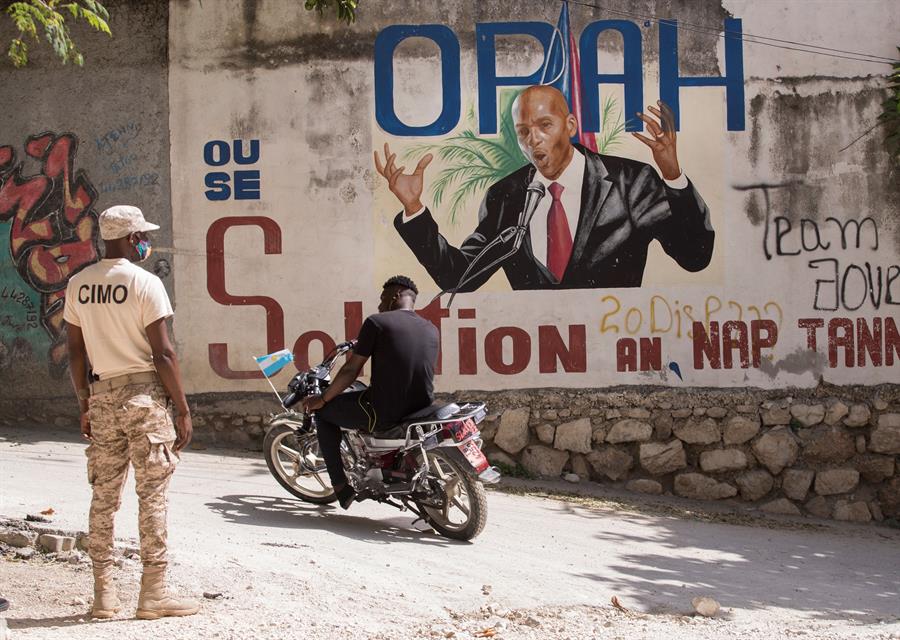 Un policía vigila el acceso a la casa del asesinado presidente Jovenel Moise el 11 de julio en Puerto Príncipe (Haití).