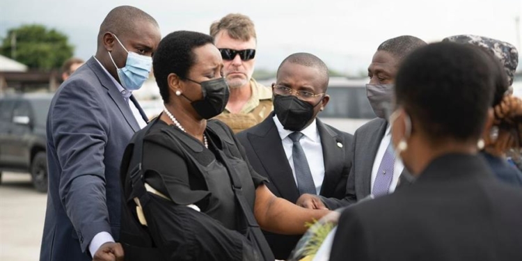 Fotografía cedida que muestra a Martine Moise, la viuda del presidente haitiano, Jovenel Moise, asesinado el pasado 7 de julio, a su regresó este sábado a Puerto Príncipe (Haití), después de haberse tratado en un hospital de Miami las heridas que sufrió durante el ataque al mandatario. Martine Moise fue recibida en la pista del aeropuerto internacional de Puerto Príncipe por el primer ministro interino, Claude Joseph, quien está al frente del Gobierno del país desde que ocurrió el magnicidio.