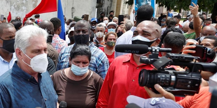 El presidente de Cuba Miguel Díaz-Canel (i) da declaraciones hoy, en un parque del pueblo San Antonio de los Baños (Cuba). Díaz-Canel instó a sus partidarios a salir a las calles listos para el "combate", como respuesta a las protestas pacíficas espontáneas surgidas este domingo contra su Gobierno en diferentes puntos del país.