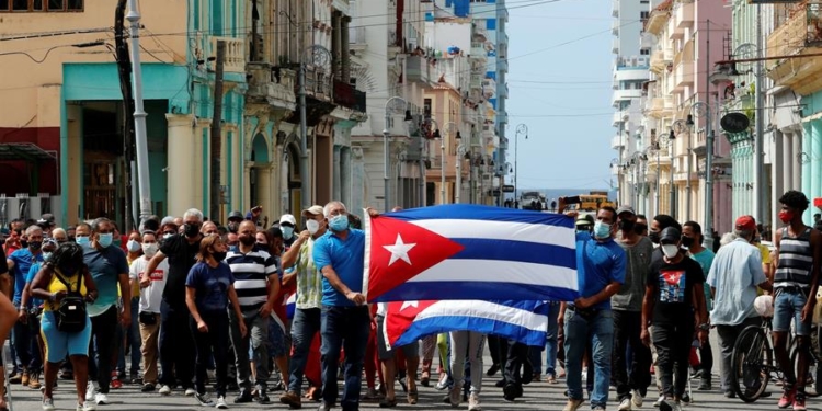 Un grupo de personas fue registrado el pasado domingo, al protestar frente al capitolio cubano, en La Habana (Cuba).