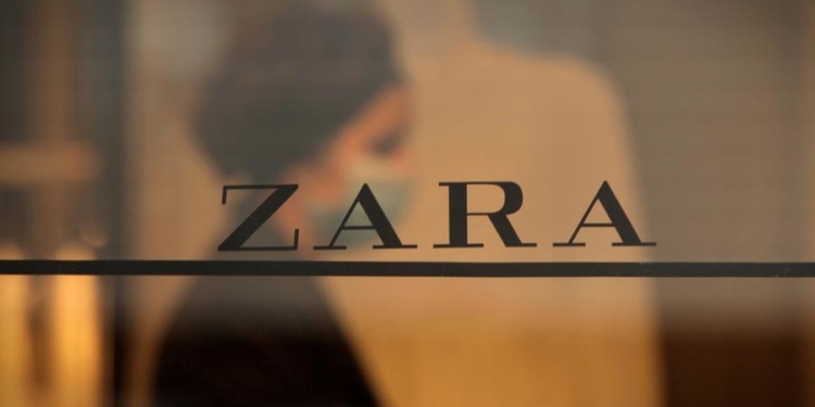 Una trabajadora de la emblemática tienda de Zara en la calle Juan Flórez de A Coruña, la primera abierta por el fundador de Inditex, Amancio Ortega.