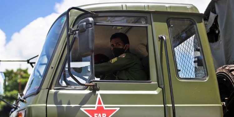 Un hombre conduce un camión militar en San Antonio de los Baños, al suroeste de La Habana (Cuba).