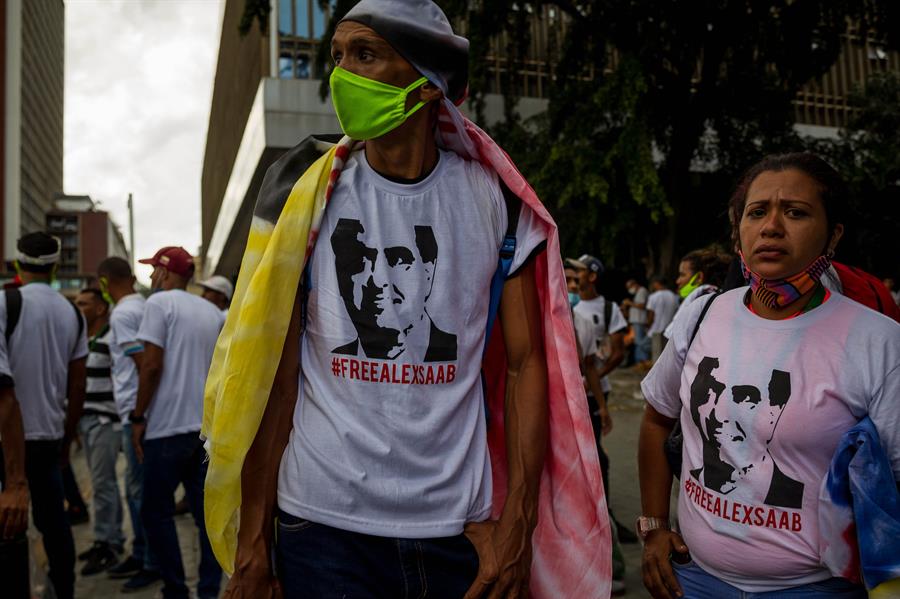 En la imagen el registro de un grupo de ciudadanos venezolanos al pedir la libertad del empresario colombiano Álex Saab, presunto testaferro del presidente de Venezuela, Nicolás Maduro, en Caracas (Venezuela).