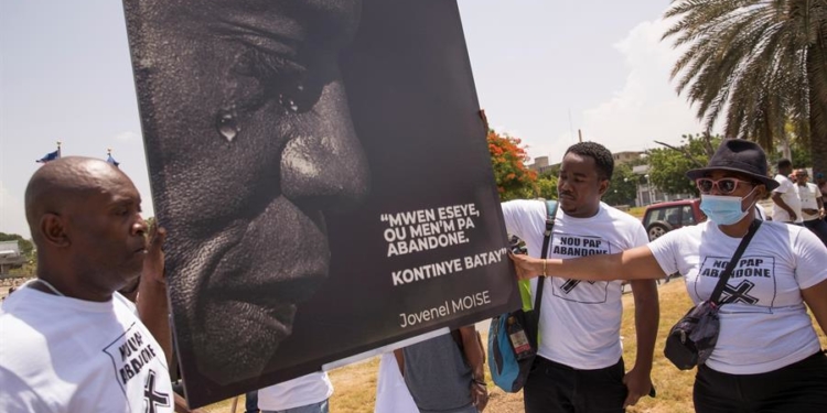 Personas rinden homenaje al presidente Jovenel Moise, en Puerto Príncipe (Haití).