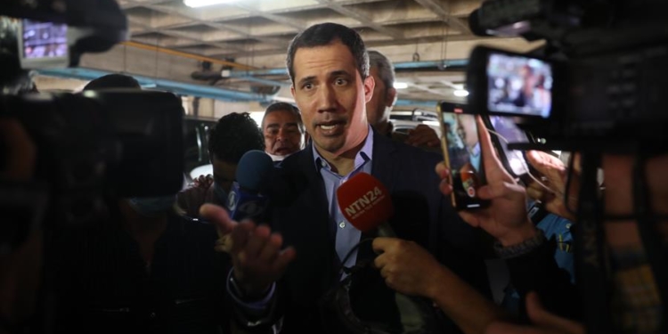 El líder opositor venezolano Juan Guaidó ofrece hoy una rueda de prensa tras el incidente con agentes del régimen, en Caracas (Venezuela). Funcionarios del grupo élite (FAES) de la Policía Nacional Bolivariana (PNB) de Venezuela ingresaron este lunes a la residencia de Fabiana Rosales, esposa del líder opositor Juan Guaidó, con el objetivo de arrestar al político. No obstante, finalmente no se llevaron a Guaidó, quien ofreció declaraciones a medios internacionales tras el suceso.