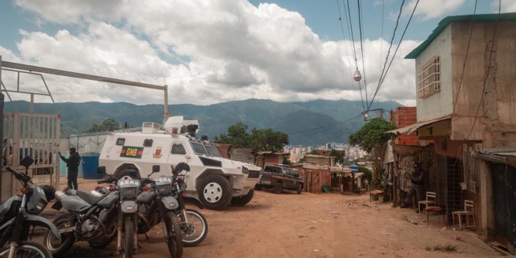 Vehículos de los organismos de seguridad hacen guardia en el barrio Cota 905, el 12 de 2021, en Caracas (Venezuela).