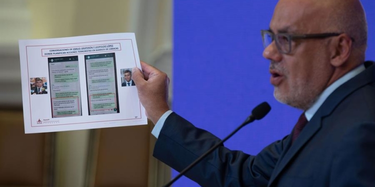 El presidente de la Asamblea Nacional de Venezuela, Jorge Rodríguez, muestra presunta evidencia contra los líderes opositores Emilio Graterón y Leopoldo López, durante una rueda de prensa en el Palacio Federal Legislativo, en Caracas (Venezuela).