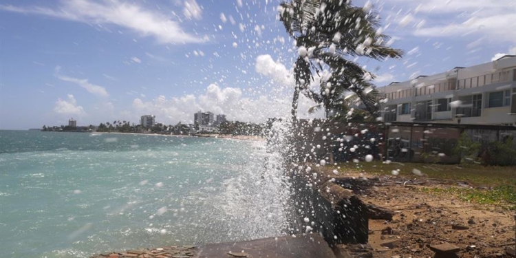 Una pared erosionada en la playa de Ocean Park en San Juan, Puerto Rico, es una de las muestras de cómo el cambio climático está afectando al planeta.