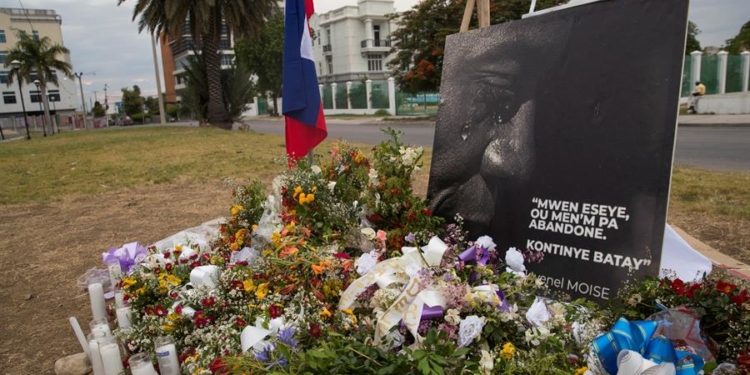 Fotografía fechada el 14 de julio de 2021 de un altar con flores como homenaje al presidente Jovenel Moise, asesinado hace una semana en su domicilio, frente al Palacio Nacional, en Puerto Príncipe (Haití). El funeral de Estado del presidente de Haití, Jovenel Moise, asesinado a tiros el pasado 7 de julio, se celebrará el próximo 23 de julio en Cap-Haitien, norte del país, anunció este viernes el Gobierno.