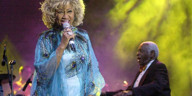 Celia Cruz durante un concierto.