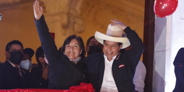 El izquierdista Pedro Castillo (d), acompañado de su formula a la Vicepresidencia Dina Boluarte, saluda simpatizantes desde un balcón luego de ser proclamado hoy presidente electo del país, en Lima (Perú). La proclamación oficial se da este lunes, mes y medio después de los comicios en los que venció a la derechista Keiko Fujimori, quien retrasó su nombramiento con más de un millar de impugnaciones en las que denuncia sin pruebas fehacientes un supuesto "fraude".