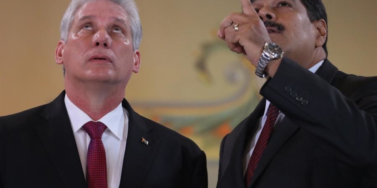 Fotografía de archivo fechada el 30 de mayo de 2018, que muestra al presidente de Cuba, Miguel Díaz-Canel (i), mientras habla con su homólogo venezolano, Nicolás Maduro (d).