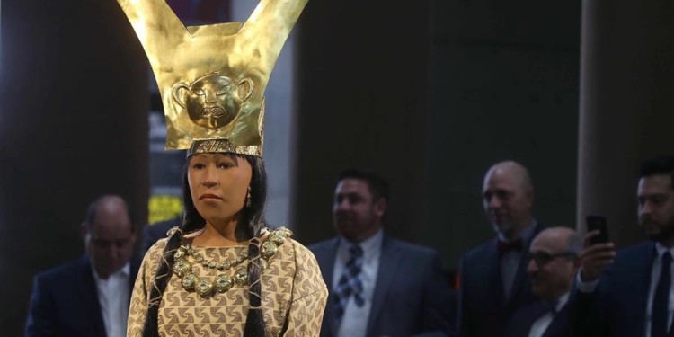 Fotografía tomada en julio de 2017 en la que se registró una escultura de la Señora de Cao, expuesta en el Museo de la Nación de Lima (Perú).