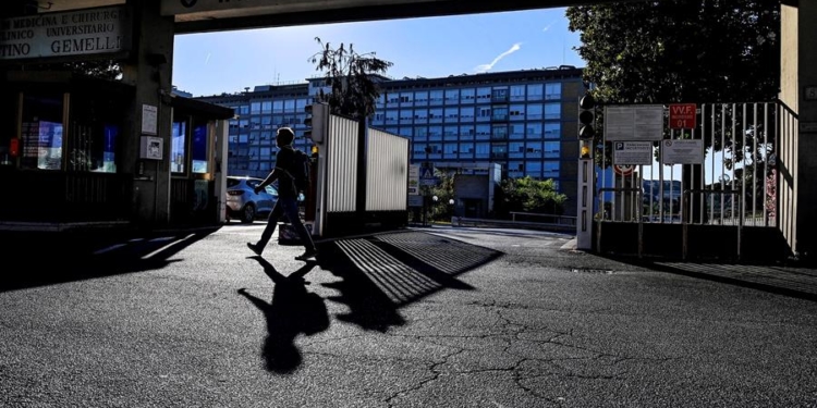 Entrada del Policlínico Gemelli de Roma, en el que el papa ha pasado su primera noche, tras ser intervenido por un problema de colon.