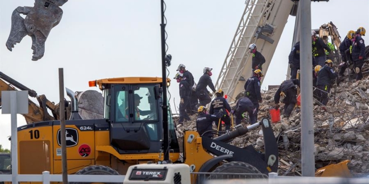 Miembros de los equipos de rescate fueron registrados este lunes al trabajar sobre los escombros del edificio Champlain Towers South, en Surfside (Florida,EE.UU.).