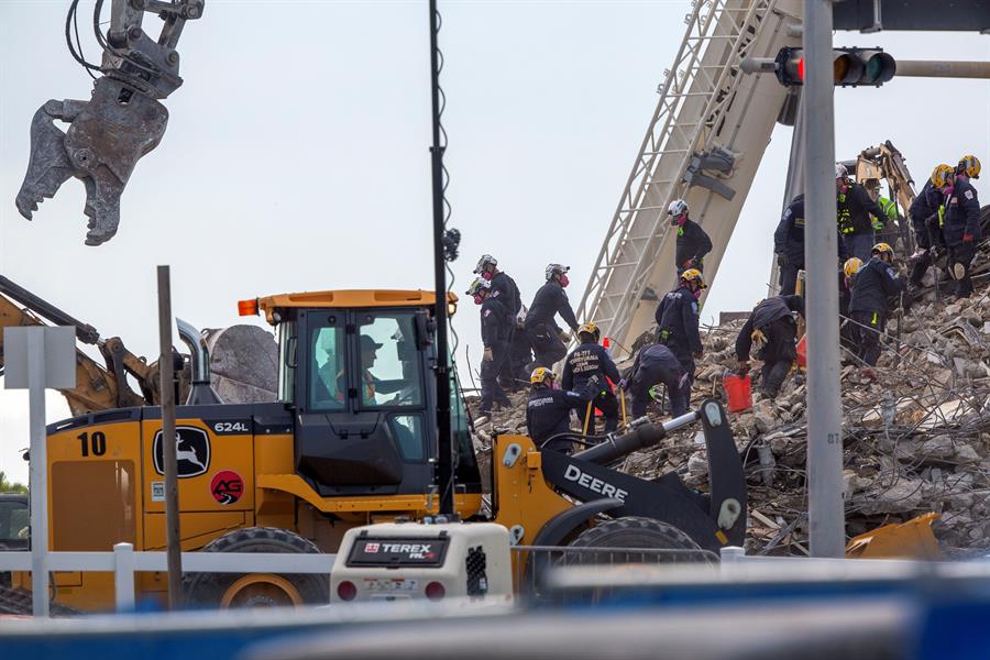 Miembros de los equipos de rescate fueron registrados este lunes al trabajar sobre los escombros del edificio Champlain Towers South, en Surfside (Florida,EE.UU.).